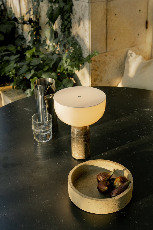 Lampe de table portable Kizu — Gris du Marais Marble w. White Acrylic