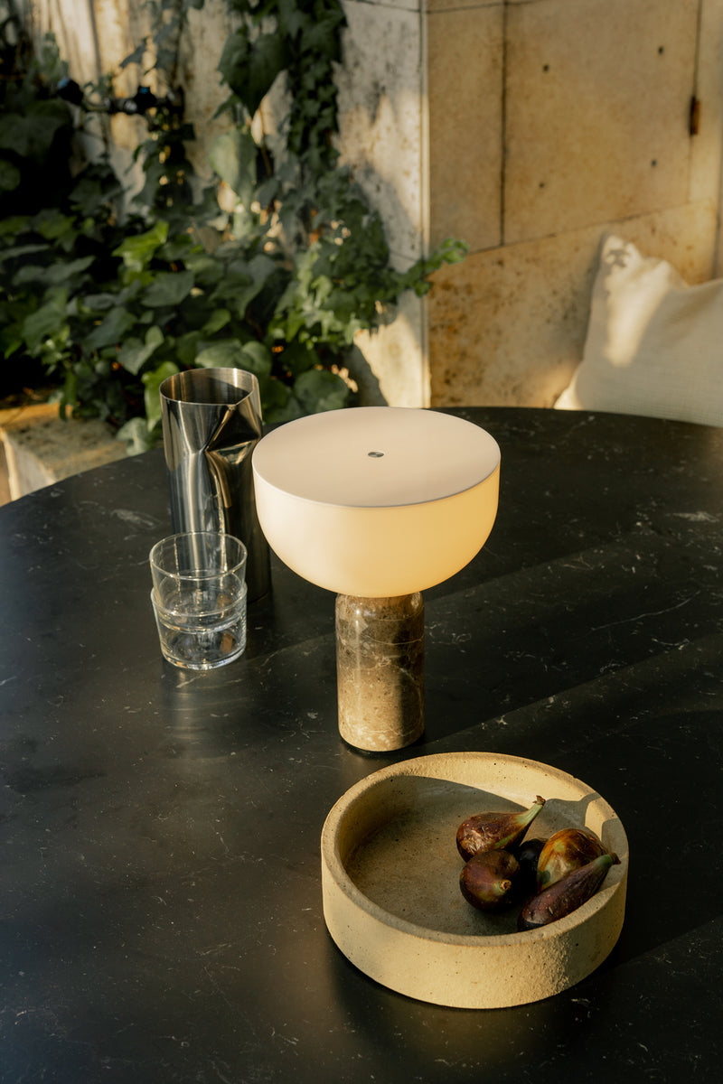 Lampe de table portable Kizu — Gris du Marais Marble w. White Acrylic