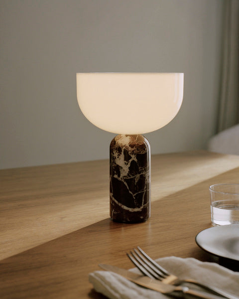 Lampe de table portable Kizu — Marbre Rosso Levanto