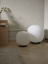 Lampe de sol Globe — Black Base w. Frosted White Opal Glass
