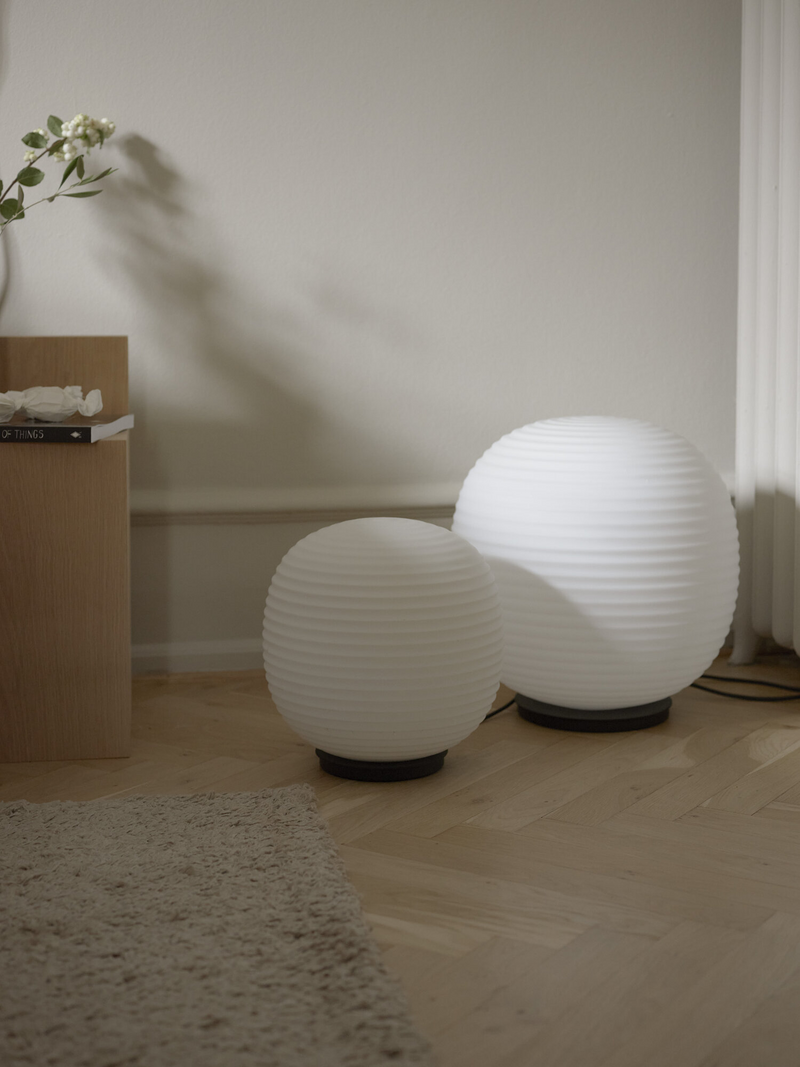 Lampe de sol Globe — Black Base w. Frosted White Opal Glass