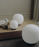 Lampe de sol Globe — Black Base w. Frosted White Opal Glass