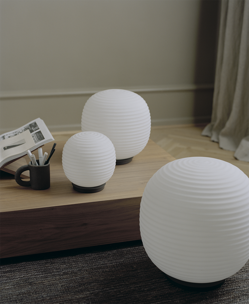 Lampe de sol Globe — Black Base w. Frosted White Opal Glass