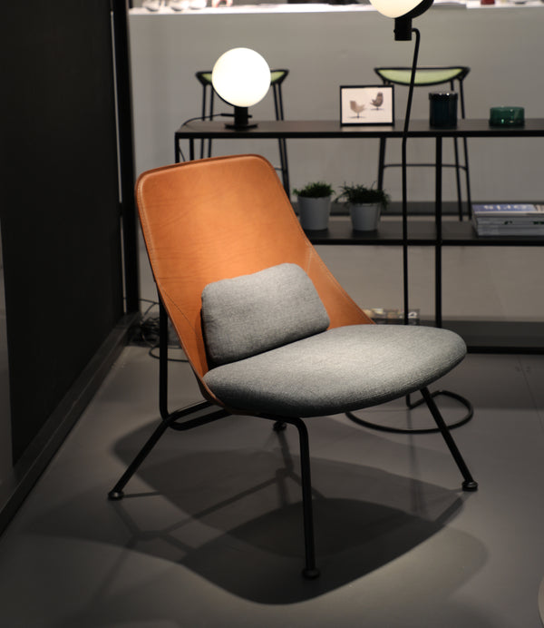 Fauteuil Bas STRAIN — Cuir marron & tissu gris