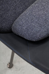 Fauteuil Bas STRAIN — Cuir noir & tissu bleu marine