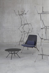 Fauteuil Bas STRAIN — Cuir noir & tissu bleu marine