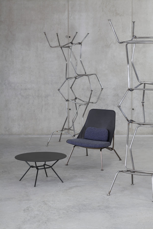 Fauteuil Bas STRAIN — Cuir noir & tissu bleu marine