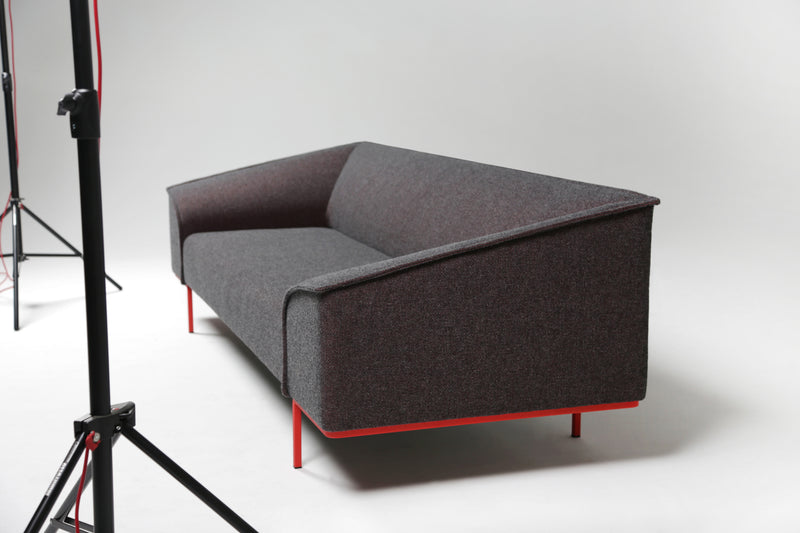 Canapé SEAM 3 places — Gris foncé pieds rouge