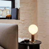 Lampe de table Knuckle - sphere IV — Noyer