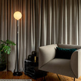Lampadaire ajustable Poise — Graphite